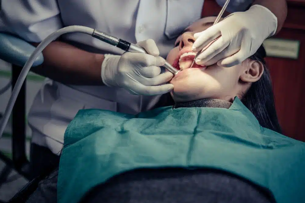 Kök kanal tedavisi uygulayan diş hekimi